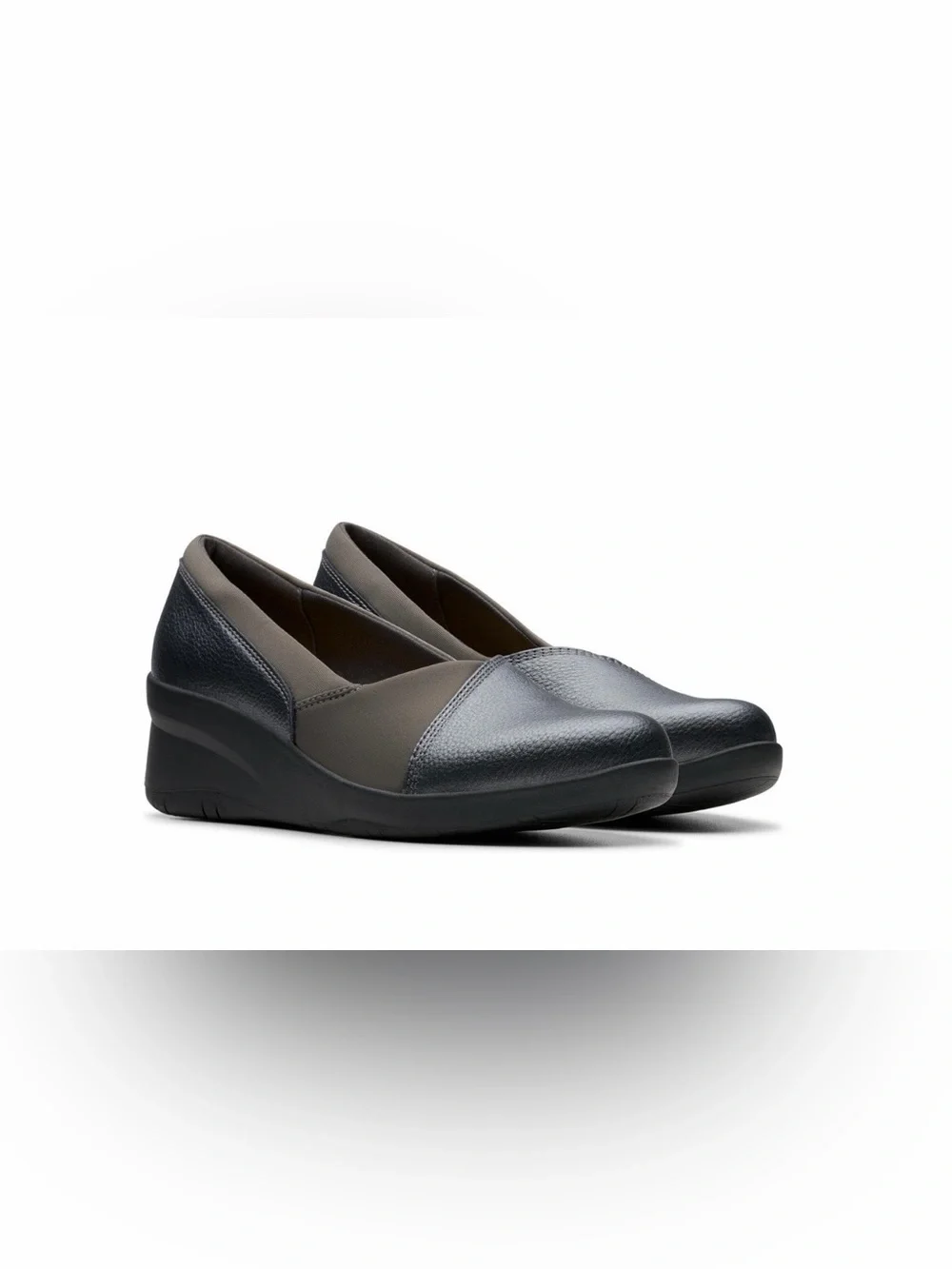 Clarks Two-Tone Slip-On Wedge Loafers in Black and Charcoal Size 11 Narrow